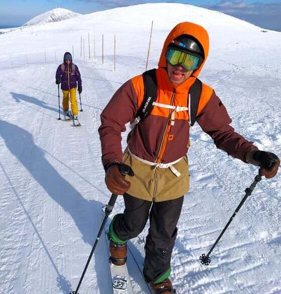 Bergführer auf eine Skitour mit Kunden in Riesengebirge