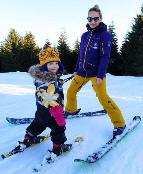 Instruktor narciarstwa daje lekcję narciarstwa w Szpindlerowym Młynie
